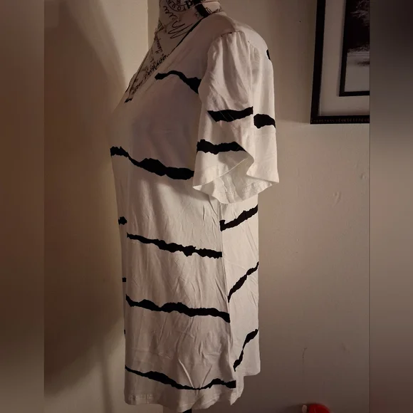 Sale Bold Stripped Overlap Sleeve Top - Picture 4 of 7